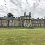 Snaresbrook Crown Court visto do sul. Builder foi condenada a reembolsar US$ 255 mil após usar ativos da empresa para financiar jogos de azar