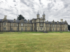 Builder foi condenada a reembolsar US$ 255 mil após usar ativos da empresa para financiar jogos de azar Snaresbrook Crown Court visto do sul. Builder foi condenada a reembolsar US$ 255 mil após usar ativos da empresa para financiar jogos de azar