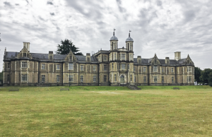 Builder foi condenada a reembolsar US$ 255 mil após usar ativos da empresa para financiar jogos de azar Snaresbrook Crown Court visto do sul. Builder foi condenada a reembolsar US$ 255 mil após usar ativos da empresa para financiar jogos de azar