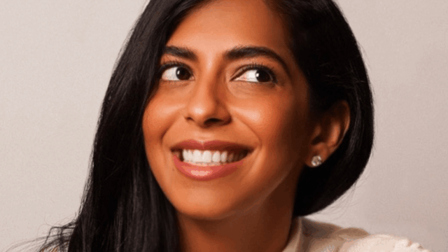 CAA contrata Nayeema Raza, apresentadora do podcast ‘Smart Girl Dumb Questions’
