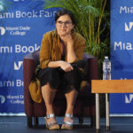 ARQUIVO - Kilmar Abrego Garcia se junta a apoiadores em uma manifestação de protesto em frente ao escritório de Imigração e Fiscalização Aduaneira em Baltimore, 25 de agosto de 2025. (AP Photo/Stephanie Scarbrough, Arquivo)