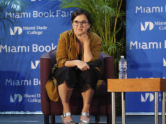 CBS se curva novamente a Trump ao arquivar a história crítica de ’60 Minutes’ ARQUIVO - Kilmar Abrego Garcia se junta a apoiadores em uma manifestação de protesto em frente ao escritório de Imigração e Fiscalização Aduaneira em Baltimore, 25 de agosto de 2025. (AP Photo/Stephanie Scarbrough, Arquivo)