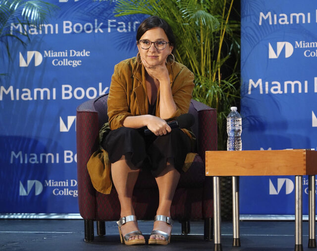 ARQUIVO - Kilmar Abrego Garcia se junta a apoiadores em uma manifestação de protesto em frente ao escritório de Imigração e Fiscalização Aduaneira em Baltimore, 25 de agosto de 2025. (AP Photo/Stephanie Scarbrough, Arquivo)