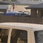 O homem foi visto saltando do topo do carro da polícia para a calçada enquanto fugia do local.