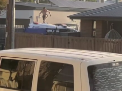 CCTV mostra homem sem camisa fugindo do local após carro da polícia bater O homem foi visto saltando do topo do carro da polícia para a calçada enquanto fugia do local.