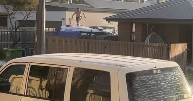 O homem foi visto saltando do topo do carro da polícia para a calçada enquanto fugia do local.