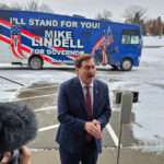 Mike Lindell, também conhecido como My Pillow Guy, ouve o ex-candidato presidencial republicano, o ex-presidente Donald Trump, enquanto ele fala em um comício de campanha, sábado, 27 de julho de 2024, em St.