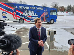 CEO da MyPillow, que nega eleições, quer ser o próximo governador de Minnesota Mike Lindell, também conhecido como My Pillow Guy, ouve o ex-candidato presidencial republicano, o ex-presidente Donald Trump, enquanto ele fala em um comício de campanha, sábado, 27 de julho de 2024, em St.