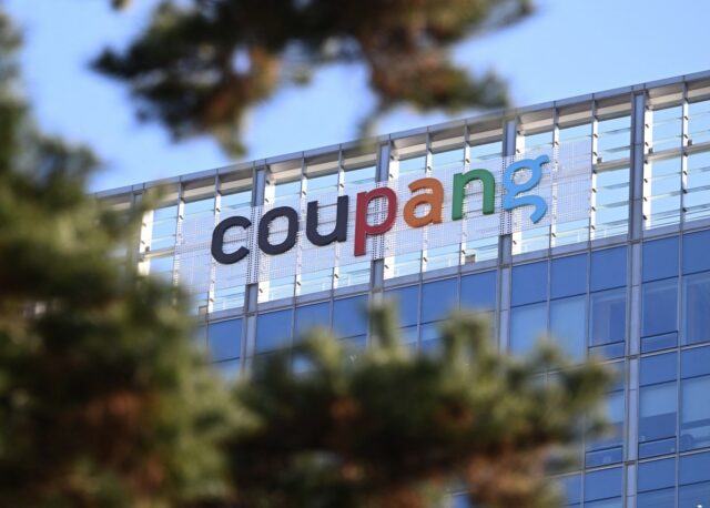 CEO da gigante varejista sul-coreana Coupang renuncia após violação massiva A general view shows the logo of South Korean online delivery service Coupang, at a building housing the headquarters of Coupang in Seoul on December 9, 2025. South Korean police raided the Seoul headquarters of e-commerce giant Coupang on December 9, over a recent data leak believed to have affected almost two-thirds of the country's population.
