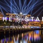 Logotipo da Star Entertainment no topo de uma imagem do prédio da Star Entertainment em Sydney à noite. CFO e COO da Star Entertainment renunciam
