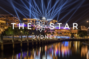 CFO e COO da Star Entertainment renunciam Logotipo da Star Entertainment no topo de uma imagem do prédio da Star Entertainment em Sydney à noite. CFO e COO da Star Entertainment renunciam