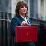 A Chanceler Rachel Reeves no Dia do Orçamento fora de seu escritório em Downing Street com a famosa pasta vermelha