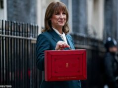 CORREIO NO DOMINGO COMENTÁRIO: Uma temporada de bom ânimo? Não quando Reeves não pode descartar mais aumentos de impostos A Chanceler Rachel Reeves no Dia do Orçamento fora de seu escritório em Downing Street com a famosa pasta vermelha