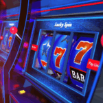 Os caça-níqueis em mais de 670 locais de NSW serão desligados após as 4h. Fileira de máquinas caça-níqueis azuis bem iluminadas com rolos giratórios mostrando setes, estrelas e símbolos de barra dentro de uma área de jogo do clube.