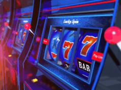 Caça-níqueis em mais de 670 locais de NSW serão desligados após as 4h Os caça-níqueis em mais de 670 locais de NSW serão desligados após as 4h. Fileira de máquinas caça-níqueis azuis bem iluminadas com rolos giratórios mostrando setes, estrelas e símbolos de barra dentro de uma área de jogo do clube.