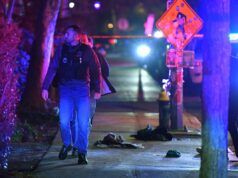 Caçada em andamento ao atirador da Universidade de Brown que matou 2 e feriu 9 Caçada em andamento ao atirador da Universidade de Brown que matou 2 e feriu 9