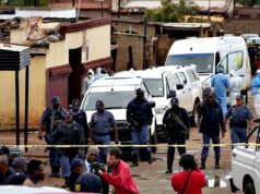 Caçada humana em andamento na África do Sul depois que homens armados abriram fogo em uma taverna, matando 9 e ferindo 10 Caçada humana em andamento na África do Sul depois que homens armados abriram fogo em uma taverna, matando 9 e ferindo 10