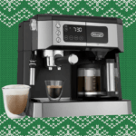 Máquina de café expresso De'Longhi preparando diferentes tipos de café em copos.