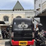 Caixa com cabos encontrada em frente à Igreja GKPS Bandung, Jibom Team intervém