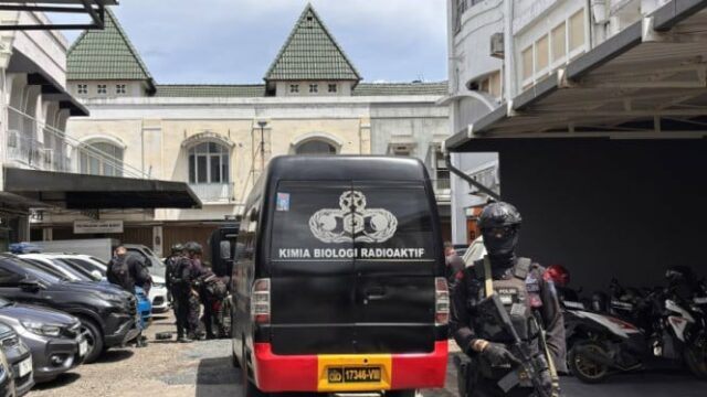 Caixa com cabos encontrada em frente à Igreja GKPS Bandung, Jibom Team intervém
