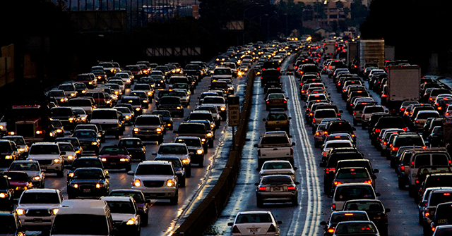 Califórnia: explosão de linha de gás fecha 5 rodovias perto Califórnia: explosão de linha de gás fecha 5 rodovias perto de Castaic