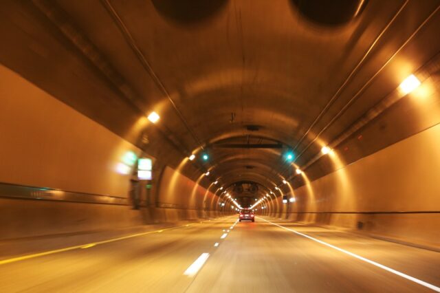 Caltrans fecha dois furos do Túnel Caldecott devido a emergência
