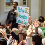 Kimberly Woo, da Rede de Serviços, Direitos dos Imigrantes e Educação (SIREN), fala perante a Câmara Municipal durante uma reunião pública, opondo-se à reabertura da fechada Instituição Correcional Federal de Dublin, nas câmaras da Câmara Municipal de Dublin, em Dublin, Califórnia, na terça-feira, 16 de dezembro de 2025. (Ray Chavez/Bay Area News Group)