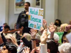 Câmara Municipal de Dublin se posiciona contra a reabertura de uma antiga prisão federal para o ICE após indignação da comunidade Kimberly Woo, da Rede de Serviços, Direitos dos Imigrantes e Educação (SIREN), fala perante a Câmara Municipal durante uma reunião pública, opondo-se à reabertura da fechada Instituição Correcional Federal de Dublin, nas câmaras da Câmara Municipal de Dublin, em Dublin, Califórnia, na terça-feira, 16 de dezembro de 2025. (Ray Chavez/Bay Area News Group)