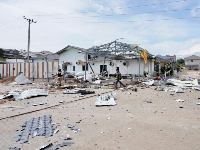 Camboja afirma que Tailândia ainda bombardeia horas após pedido de cessar-fogo de Trump
