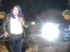 Câmera captura pedido de pulverização do DoorDasher com produtos químicos Motorista do Indiana DoorDash capturado em vídeo pulverizando substância irritante na entrega de alimentos