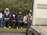 Caminhão cheio de ‘migrantes’ provoca enormes atrasos na rodovia – enquanto a polícia detém 14 pessoas encontradas na traseira do HGV Caminhão cheio de 'migrantes' provoca enormes atrasos na rodovia - enquanto a polícia detém 14 pessoas encontradas na traseira do HGV