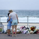 Os enlutados se reúnem para homenagens florais no Pavilhão Bondi em memória das vítimas de um tiroteio em Bondi Beach, em Sydney, em 15 de dezembro de 2025.
