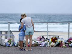Campanhas GoFundMe de tiroteio em massa em Bondi Beach arrecadam quase US$ 2 milhões Os enlutados se reúnem para homenagens florais no Pavilhão Bondi em memória das vítimas de um tiroteio em Bondi Beach, em Sydney, em 15 de dezembro de 2025.