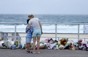 Campanhas GoFundMe de tiroteio em massa em Bondi Beach arrecadam quase US$ 2 milhões Os enlutados se reúnem para homenagens florais no Pavilhão Bondi em memória das vítimas de um tiroteio em Bondi Beach, em Sydney, em 15 de dezembro de 2025.