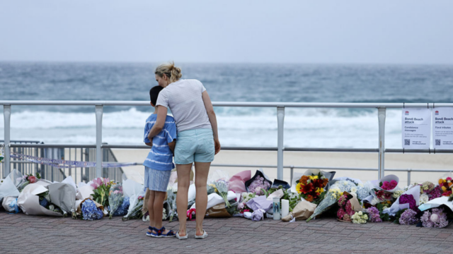 Campanhas GoFundMe de tiroteio em massa em Bondi Beach arrecadam Os enlutados se reúnem para homenagens florais no Pavilhão Bondi em memória das vítimas de um tiroteio em Bondi Beach, em Sydney, em 15 de dezembro de 2025.