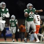 O running back de De La Salle, Brady Smith (27), comemora seu touchdown contra Pittsburg durante o primeiro quarto de um jogo do campeonato de futebol americano da NCS Open Division, sexta-feira, 21 de novembro de 2025 em Pleasant Hill, Califórnia (D. Ross Cameron para o Bay Area News Group)