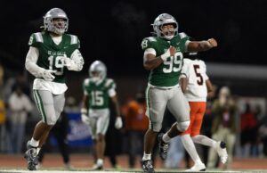 Campeonatos estaduais de futebol da CIF: como assistir, o que saber sobre os times da Bay Area O running back de De La Salle, Brady Smith (27), comemora seu touchdown contra Pittsburg durante o primeiro quarto de um jogo do campeonato de futebol americano da NCS Open Division, sexta-feira, 21 de novembro de 2025 em Pleasant Hill, Califórnia (D. Ross Cameron para o Bay Area News Group)