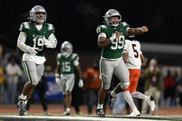 O running back de De La Salle, Brady Smith (27), comemora seu touchdown contra Pittsburg durante o primeiro quarto de um jogo do campeonato de futebol americano da NCS Open Division, sexta-feira, 21 de novembro de 2025 em Pleasant Hill, Califórnia (D. Ross Cameron para o Bay Area News Group)