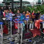 NOVA DELHI, ÍNDIA - 05 DE DEZEMBRO: Passageiros se reúnem fora do balcão de reservas da Indigo dentro do Terminal 1 do Aeroporto Internacional Indira Gandhi após cancelamento em massa de voos da Indigo em 05 de dezembro de 2025 em Nova Delhi, Índia. A IndiGo, a maior companhia aérea da Índia, cancelou mais de 200 voos nos principais centros, incluindo Delhi, Mumbai, Bengaluru e Hyderabad, no início de dezembro, devido à implementação de novos regulamentos de tempo de serviço da tripulação, deixando milhares de passageiros retidos e frustrando os viajantes com notificação prévia mínima. (Foto de Ritesh Shukla/Getty Images)