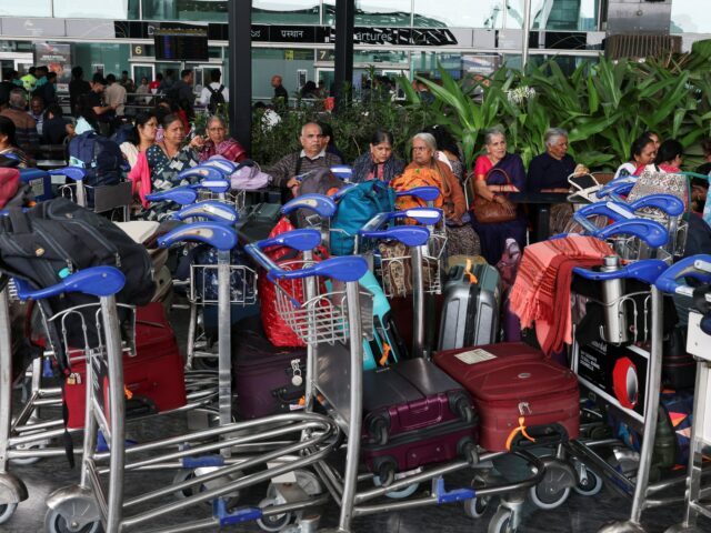 Caos IndiGo: Por que a maior companhia aérea da Índia NOVA DELHI, ÍNDIA - 05 DE DEZEMBRO: Passageiros se reúnem fora do balcão de reservas da Indigo dentro do Terminal 1 do Aeroporto Internacional Indira Gandhi após cancelamento em massa de voos da Indigo em 05 de dezembro de 2025 em Nova Delhi, Índia. A IndiGo, a maior companhia aérea da Índia, cancelou mais de 200 voos nos principais centros, incluindo Delhi, Mumbai, Bengaluru e Hyderabad, no início de dezembro, devido à implementação de novos regulamentos de tempo de serviço da tripulação, deixando milhares de passageiros retidos e frustrando os viajantes com notificação prévia mínima. (Foto de Ritesh Shukla/Getty Images)