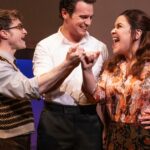 Capturando o revival da Broadway com vigor, 'Merrily We Roll Along' renasce novamente