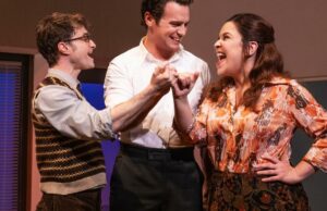 Capturando o revival da Broadway com vigor, ‘Merrily We Roll Along’ renasce novamente Capturando o revival da Broadway com vigor, 'Merrily We Roll Along' renasce novamente