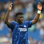 Adam Wharton jogando contra a Albânia pela Inglaterra.