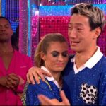 O profissional do Strictly Come Dancing, Carlos Gu, ficou emocionado durante a final ao vivo na noite de sábado, ao fazer uma admissão sincera sobre sua jornada no programa