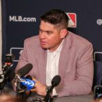 Carlos Mendoza fala à mídia nas reuniões de inverno em 8 de dezembro de 2025.