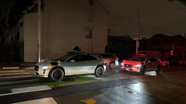 Carros Waymo param, causando engarrafamentos, durante apagão em São Francisco

