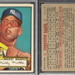 Cartão de beisebol Topps Mickey Mantle de 1952, classificado como NM-MT 8, mostrando Mantle com um boné do New York Yankees e um taco no ombro.
