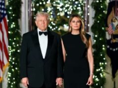 Casa Branca divulga retrato oficial de Natal com Trump e primeira-dama em traje de gala O retrato oficial de Natal da Casa Branca com o presidente Trump e a primeira-dama Melania foi divulgado - e é um caso formal.
