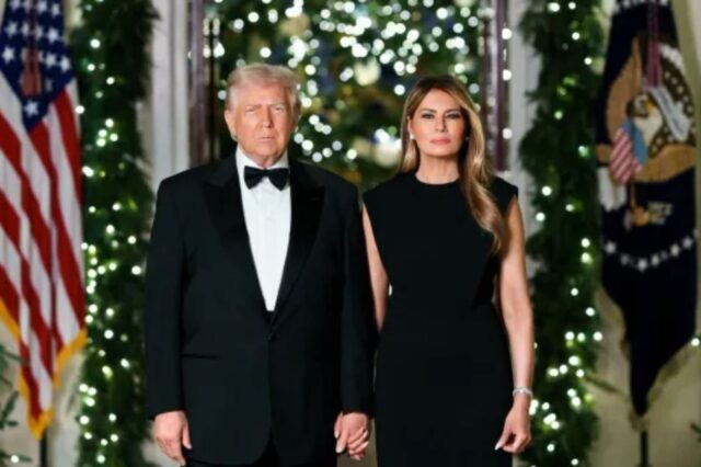 O retrato oficial de Natal da Casa Branca com o presidente Trump e a primeira-dama Melania foi divulgado - e é um caso formal.