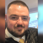 Casa de apostas ilegal do WhatsApp condenada após a Comissão de Jogos descobrir saldo não pago e má conduta. Haydon Simcock retratado em camisa e gravata amarela